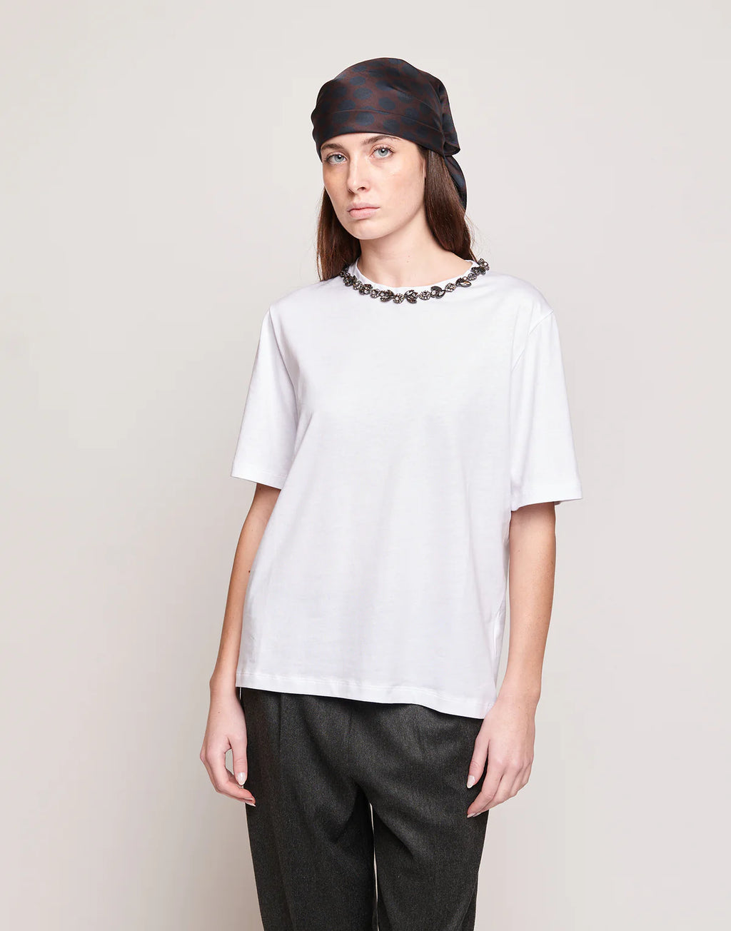 T-shirt Douuod Cristallo Manica Corta con Collana Gioiello ricamo fume e nastri velluto