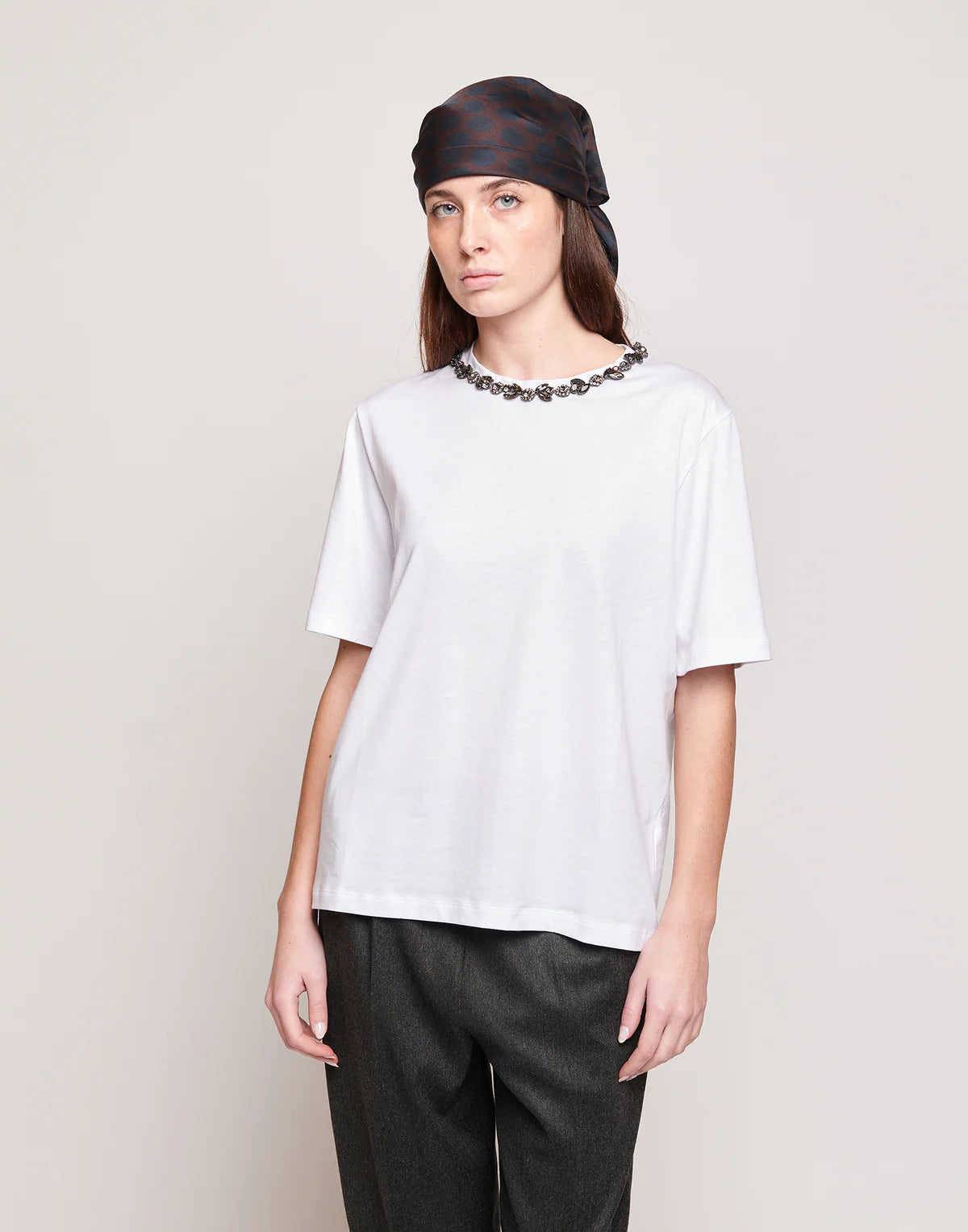 T-shirt Douuod Cristallo Manica Corta con Collana Gioiello ricamo fume e nastri velluto