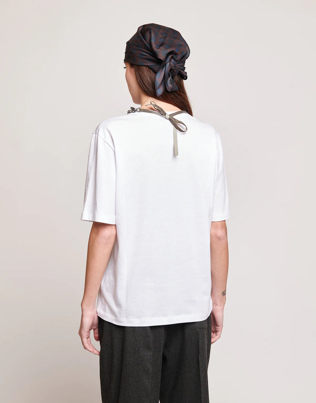 T-shirt Douuod Cristallo Manica Corta con Collana Gioiello ricamo fume e nastri velluto