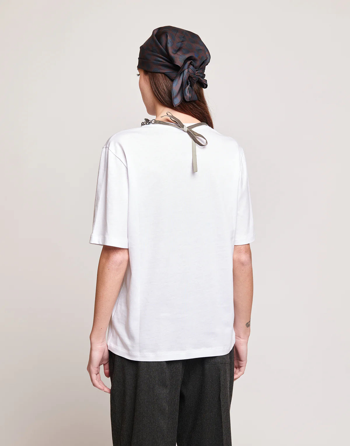 T-shirt Douuod Cristallo Manica Corta con Collana Gioiello ricamo fume e nastri velluto