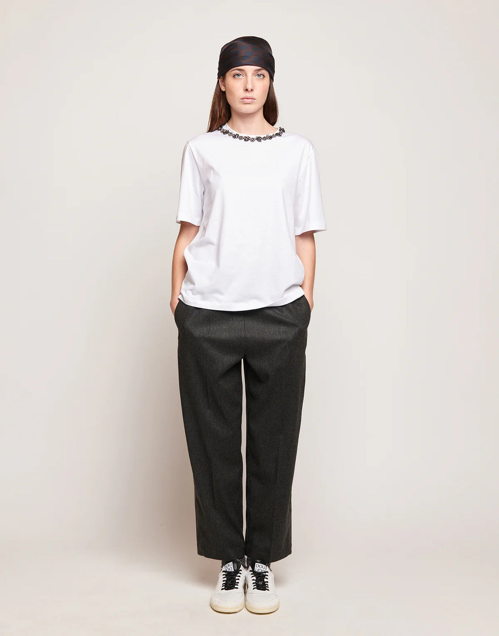 T-shirt Douuod Cristallo Manica Corta con Collana Gioiello ricamo fume e nastri velluto