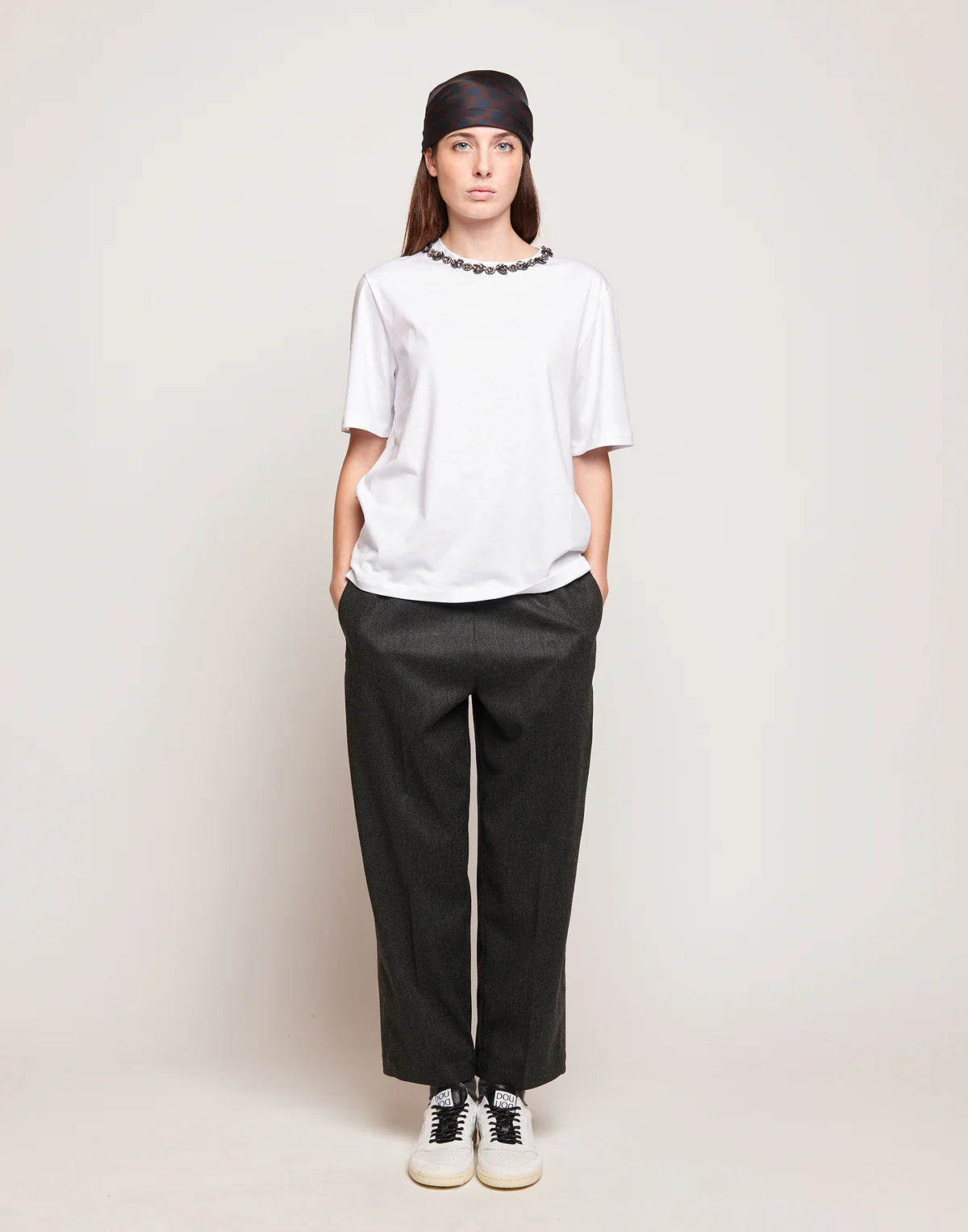 T-shirt Douuod Cristallo Manica Corta con Collana Gioiello ricamo fume e nastri velluto