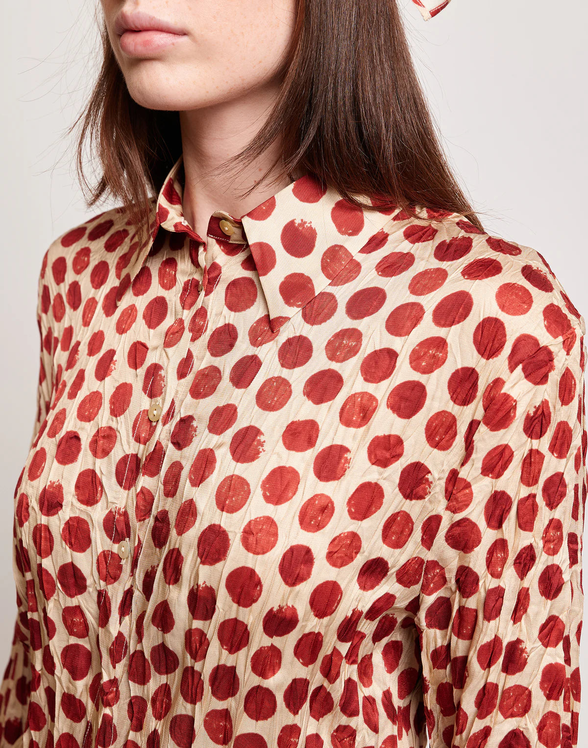 CAMICIA STAMPATA A POIS IN TWILL PLISSÉ VANIGLIA/CHERRY Douuod mod. Merope